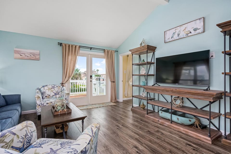 TV and multimedia, Balcony/Terrace, Living room, Seating area, furniture