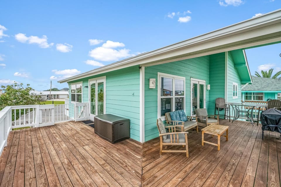 Bearfoot Bungalow House in City-By-The Sea