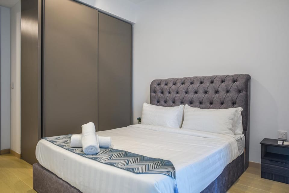 Bed, towels