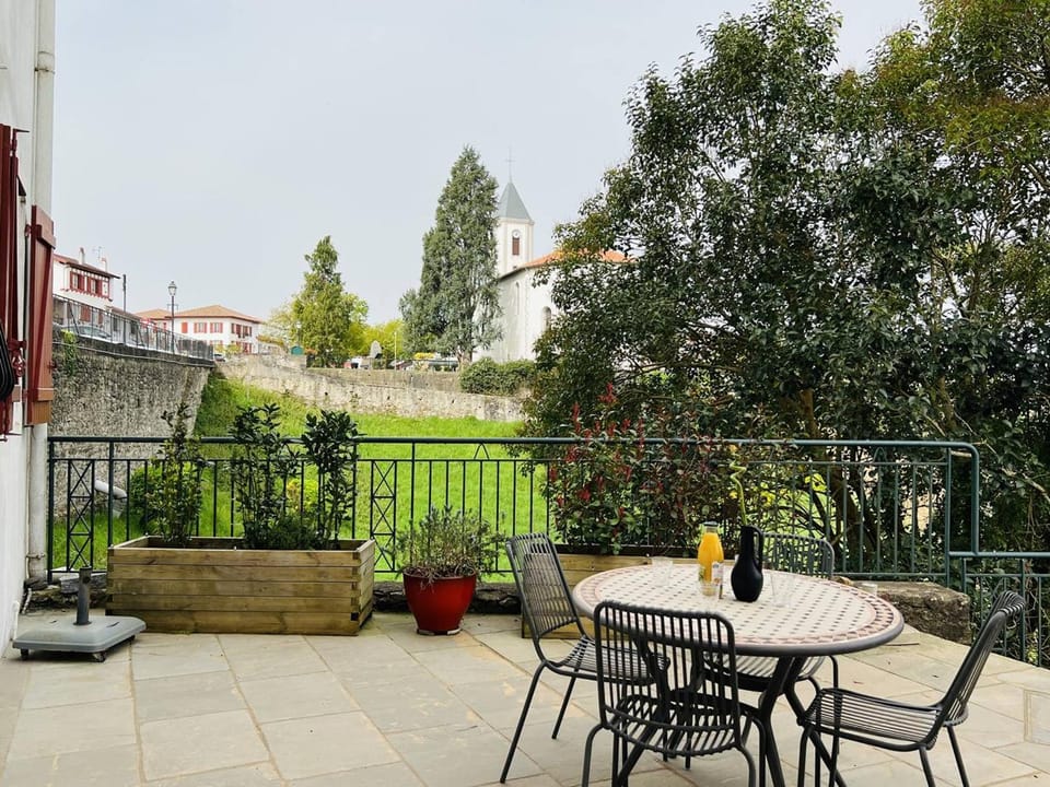 Appartement T2 de charme à Cambo, centre-ville, petite terrasse, Internet, animaux admis Apartment in French Basque Country