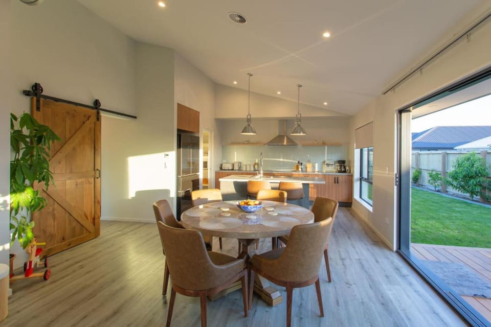 Quiet & Warm House Parking Sleeps 7, 19 mins from CHC airport House in Christchurch