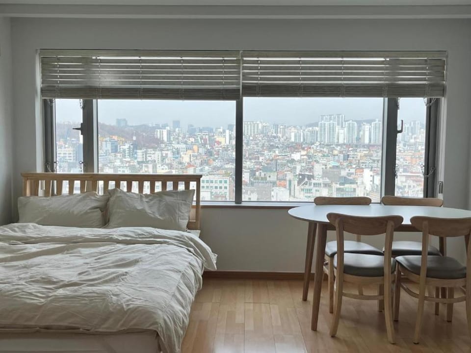 Hongik univ station Exit 1 Apartment in Seoul
