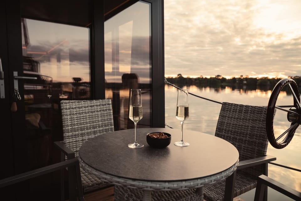 View (from property/room), Balcony/Terrace, Seating area, Lake view