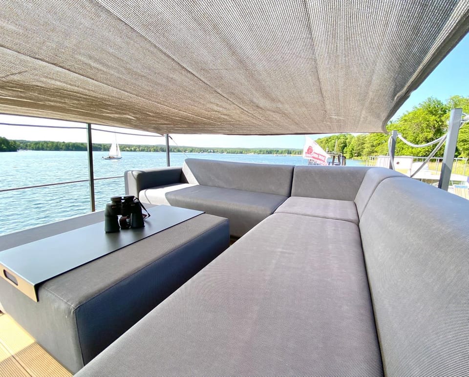 View (from property/room), Balcony/Terrace, Seating area, Lake view