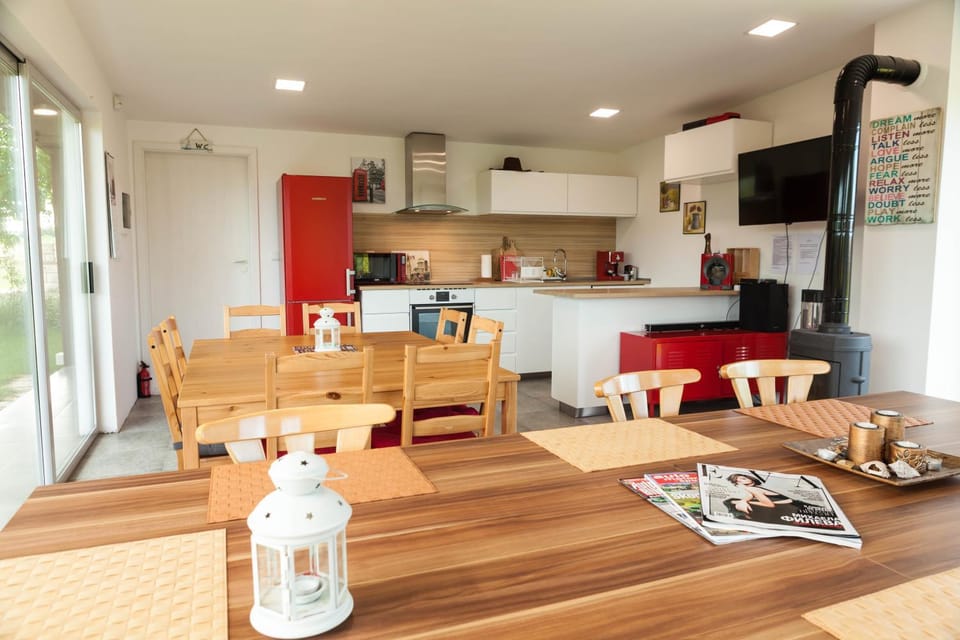 Communal lounge/ TV room, BBQ facilities, Kitchen or kitchenette, Internal: Not applicable to any particular room