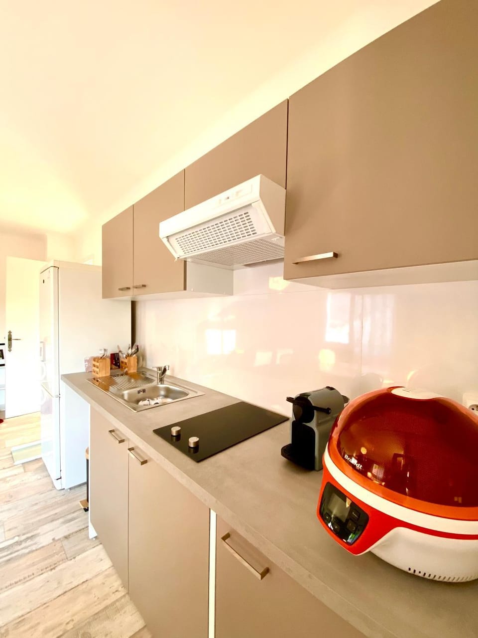 minibar, stove