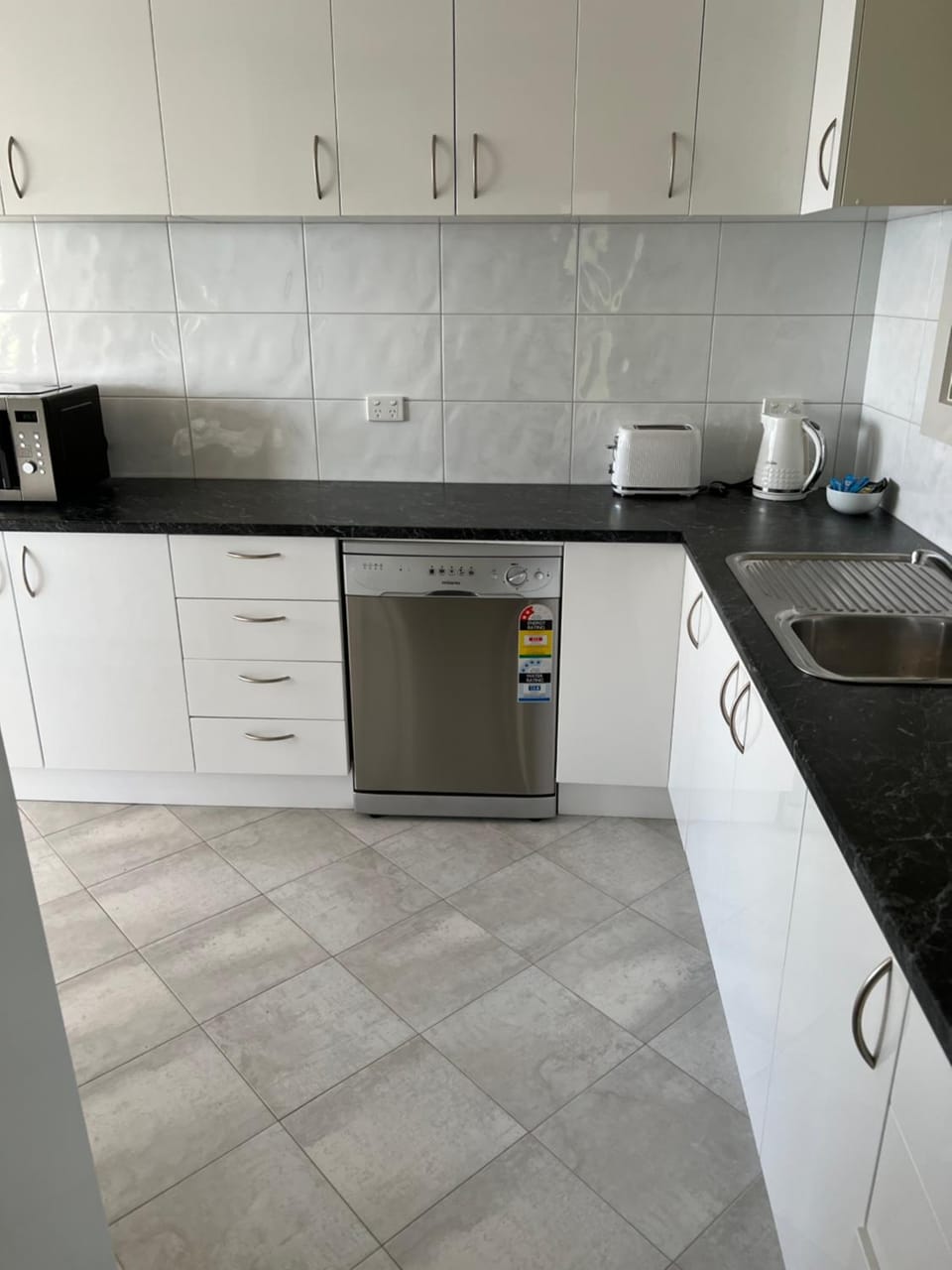 Kitchen or kitchenette, dishwasher