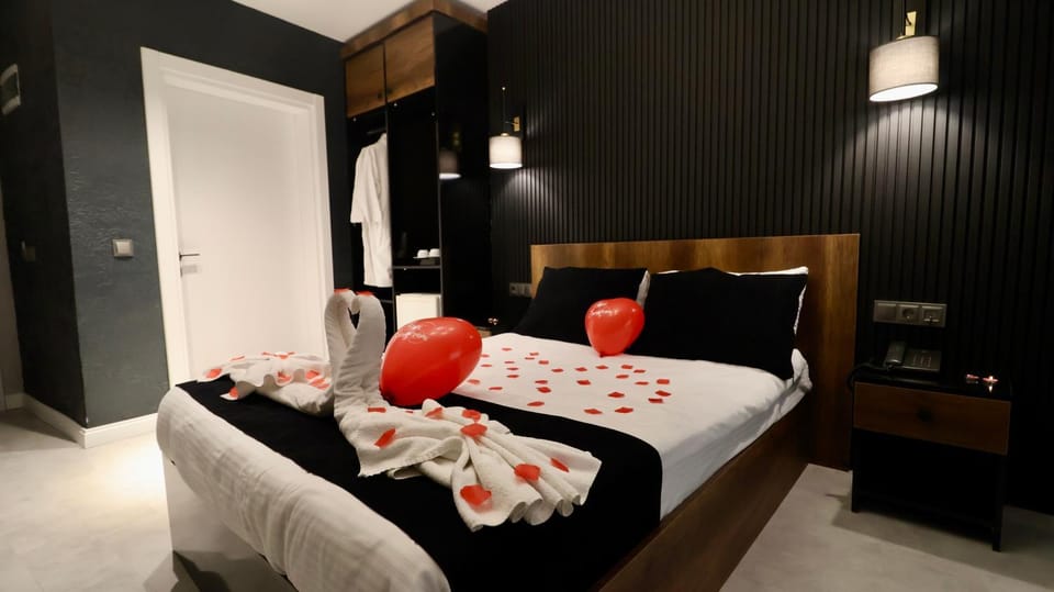 Bed, Photo of the whole room, Bedroom, towels