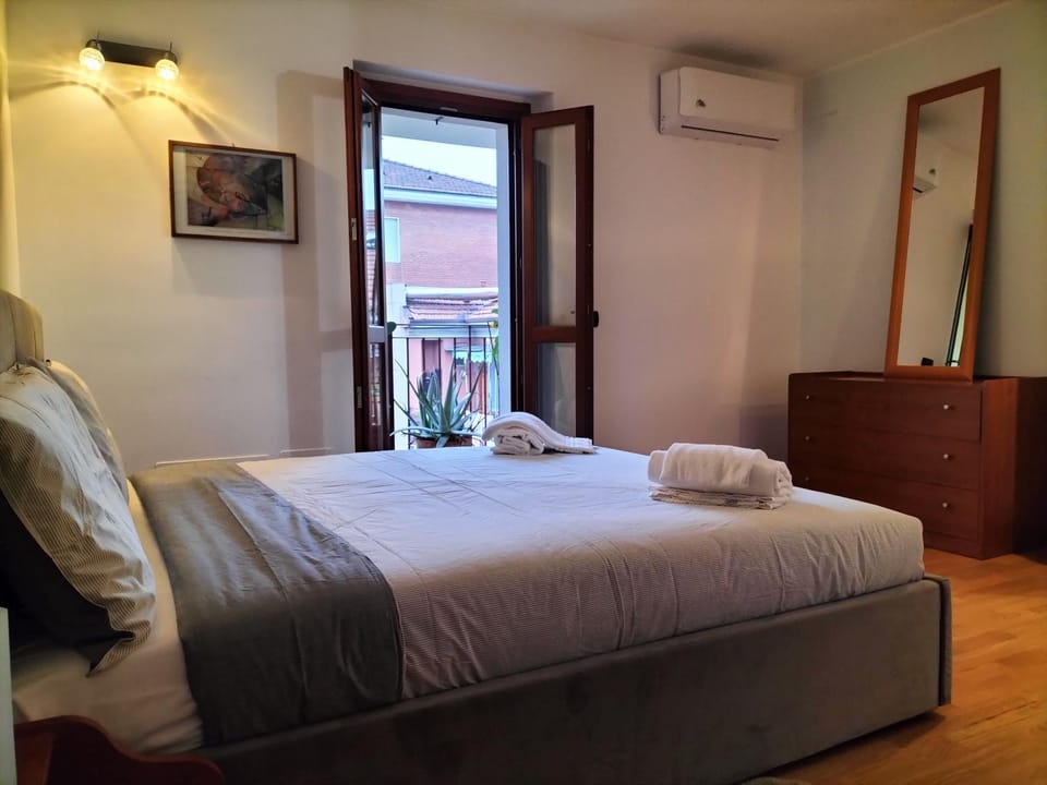 Bed, Balcony/Terrace, Photo of the whole room, Bedroom, towels, air conditioner