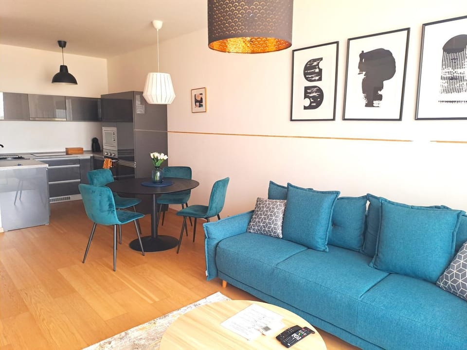 FREE Garage Parking!!! Stylish Getaway in Prime Bratislava Location - By the Danube and Old Town Apartment in Bratislava