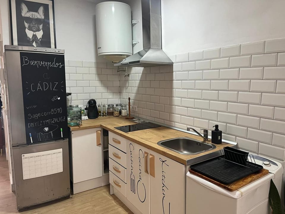 Kitchen or kitchenette, minibar, stove