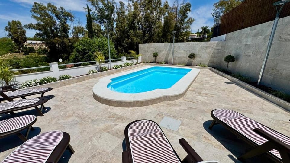 Swimming pool, sunbed