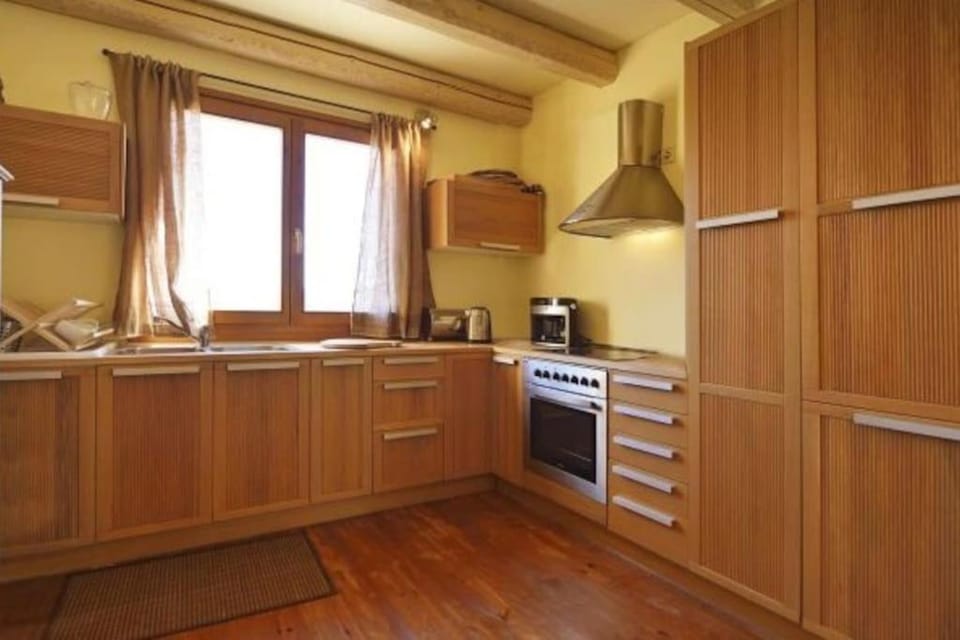 Kitchen or kitchenette, dishwasher, oven