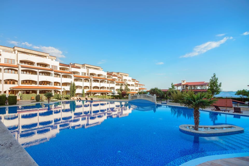 Property building, Day, Pool view, Swimming pool, sunbed