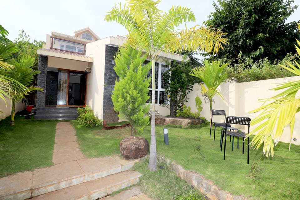Property building, Patio, Day, Garden, Garden view