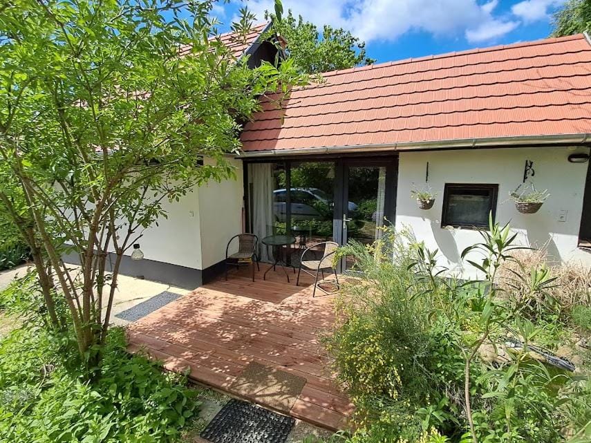 Property building, Garden, Balcony/Terrace