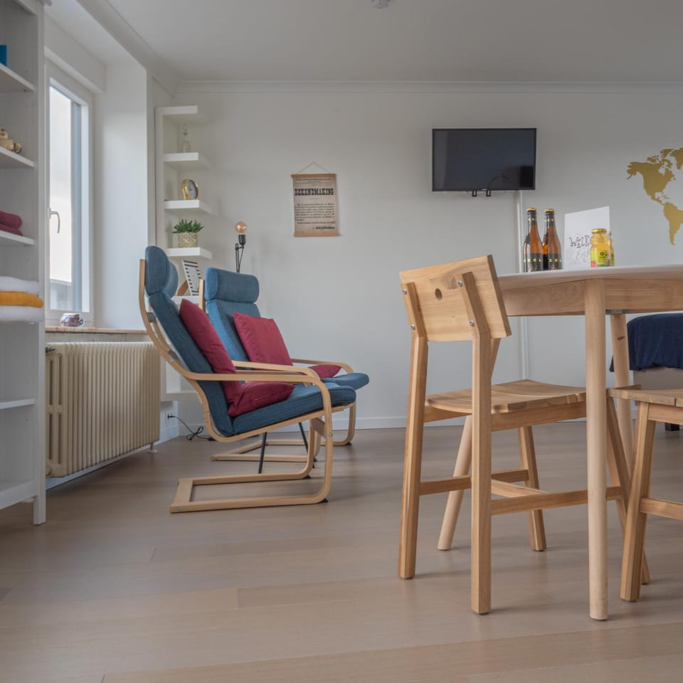 TV and multimedia, Seating area, Dining area