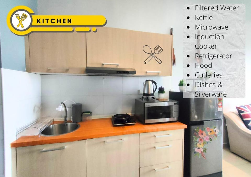 Kitchen or kitchenette, minibar