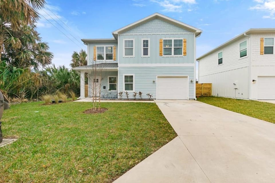 Ocean Breeze- Chic Steps to beach Family Friendly House in Butler Beach