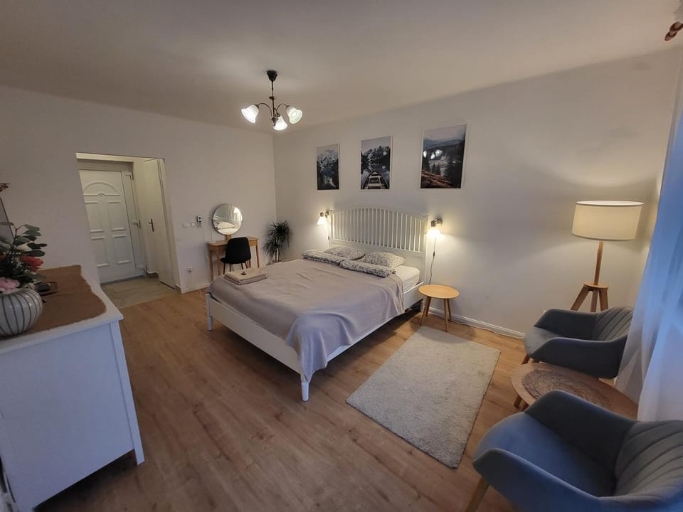 Bed, Living room, Bedroom