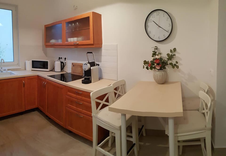 Coffee/tea facilities, Kitchen or kitchenette, Dining area, minibar, stove, toaster