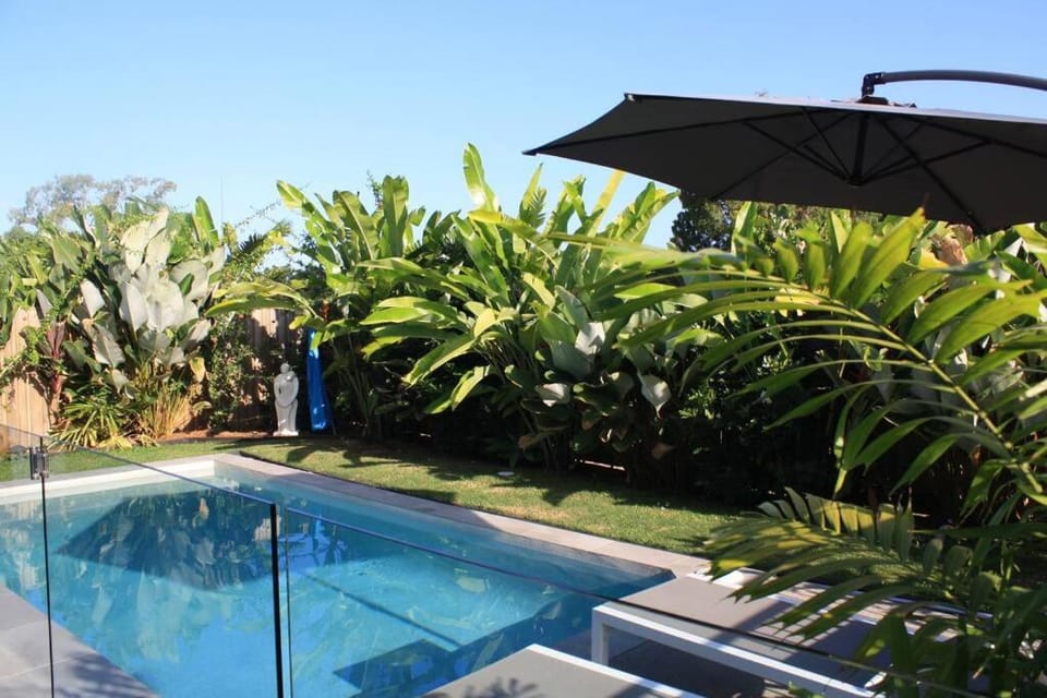 Seaside 300m to beach 32c pool for cooler months House in Palm Cove