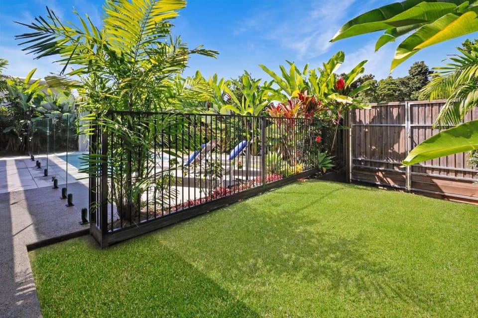 Seaside 300m to beach 32c pool for cooler months House in Palm Cove