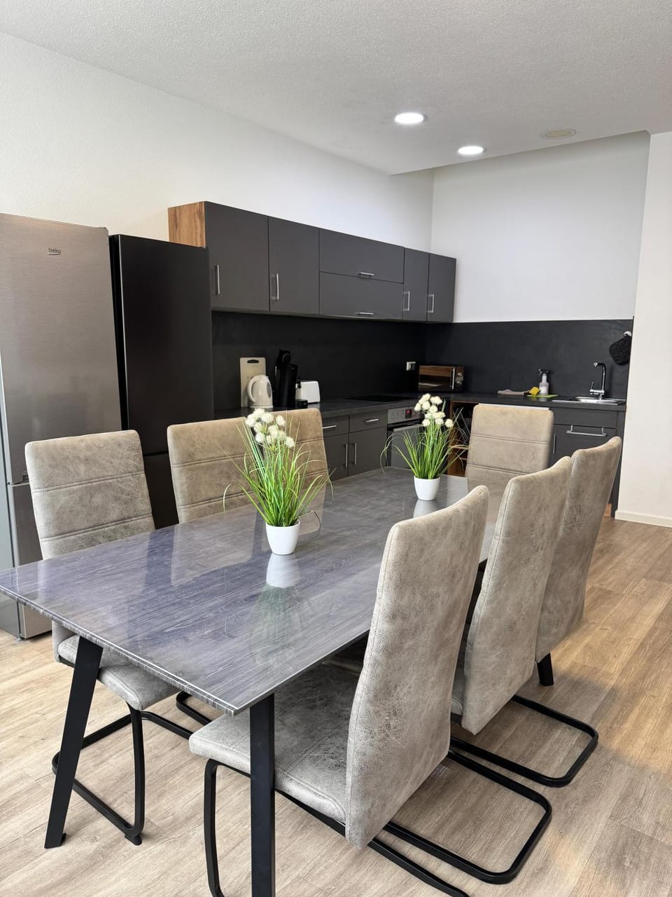 Kitchen or kitchenette, Living room, Seating area, Dining area