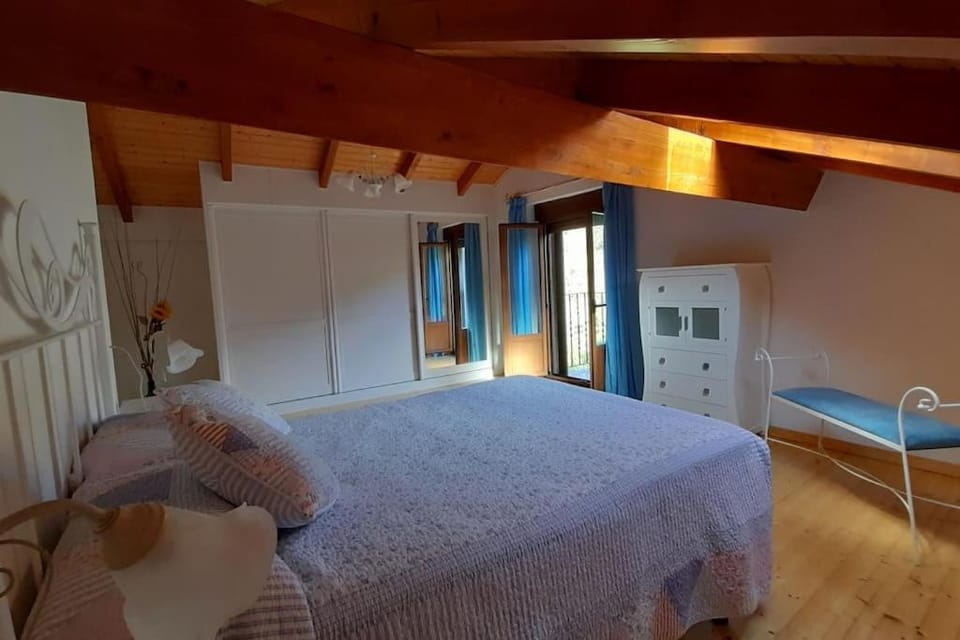 Bed, Photo of the whole room, Bedroom