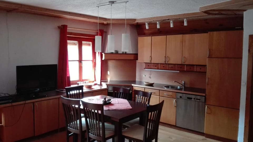TV and multimedia, Kitchen or kitchenette, Living room, Dining area, dishwasher, stove