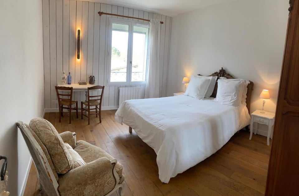 Photo of the whole room, Seating area, Bedroom