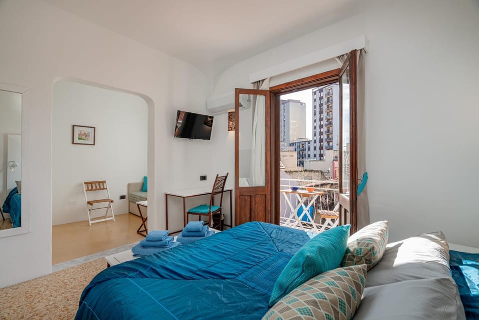 Bed, TV and multimedia, Balcony/Terrace, Photo of the whole room