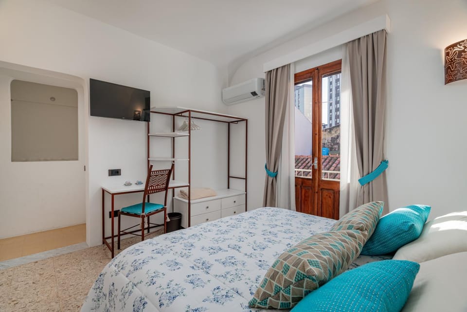 Bed, TV and multimedia, Bedroom