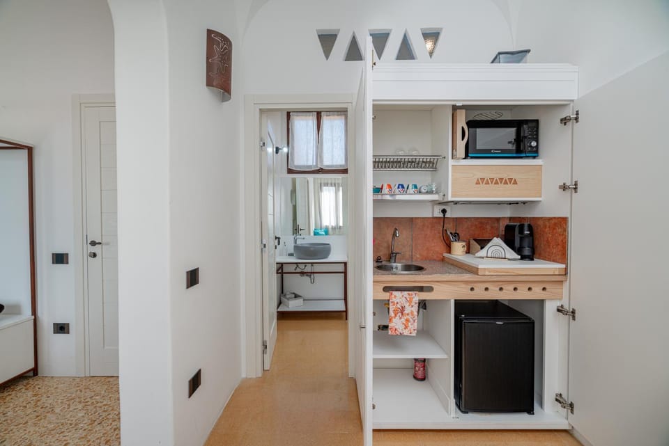 Coffee/tea facilities, microwave, minibar