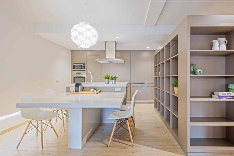 Kitchen or kitchenette, Dining area