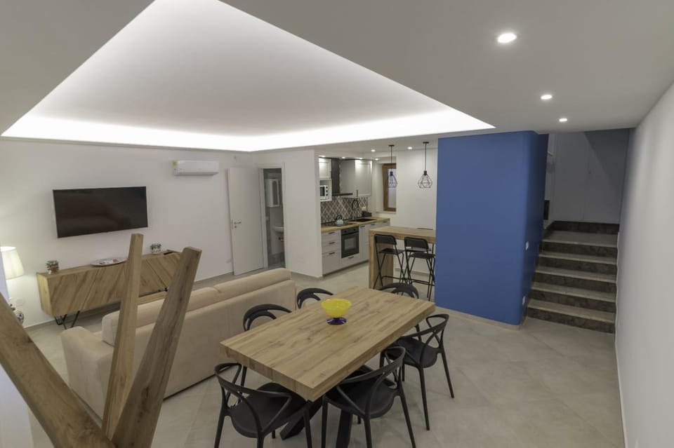 TV and multimedia, Kitchen or kitchenette, Living room, Seating area, Dining area
