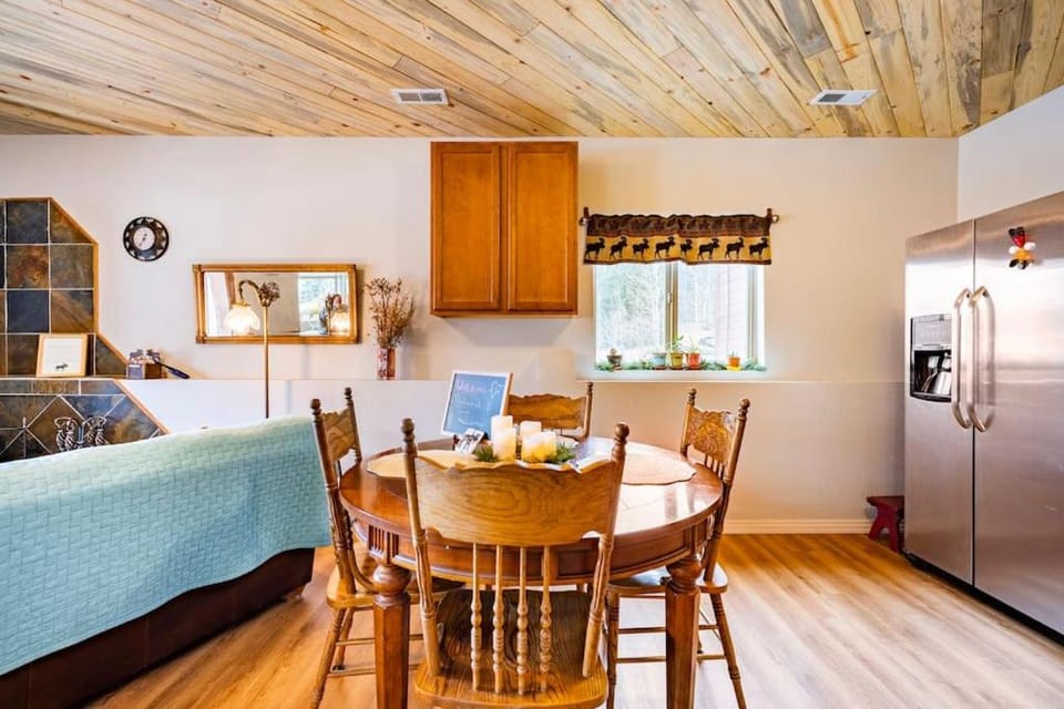 Kitchen or kitchenette, Dining area