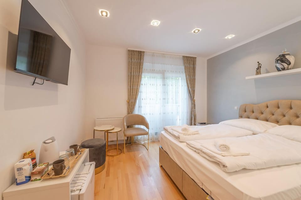 Bed, TV and multimedia, Coffee/tea facilities, Photo of the whole room, Bedroom
