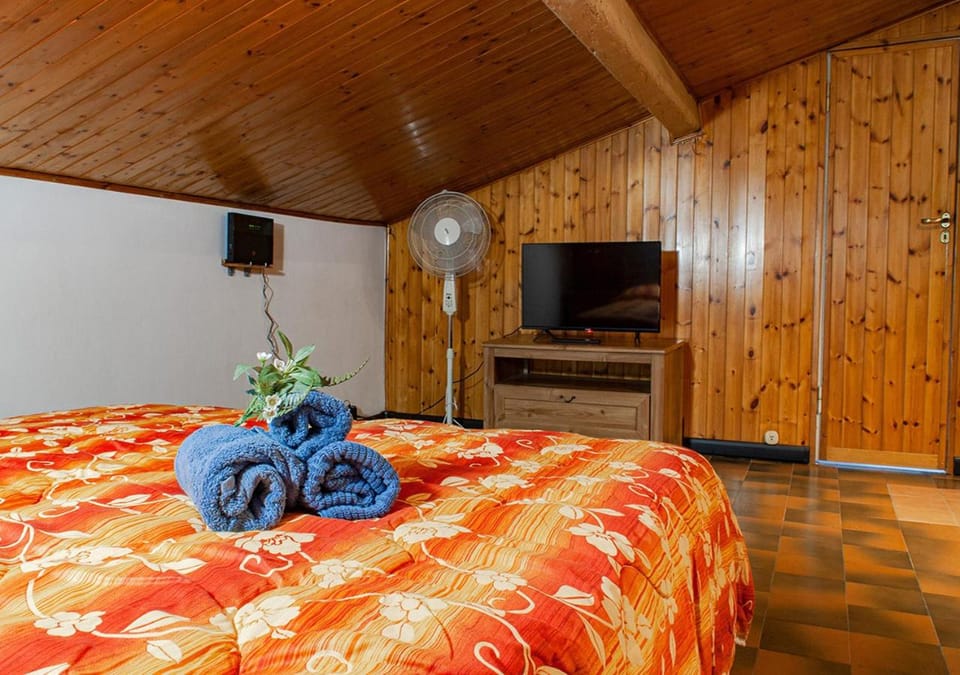 Bed, Bedroom, towels, towels