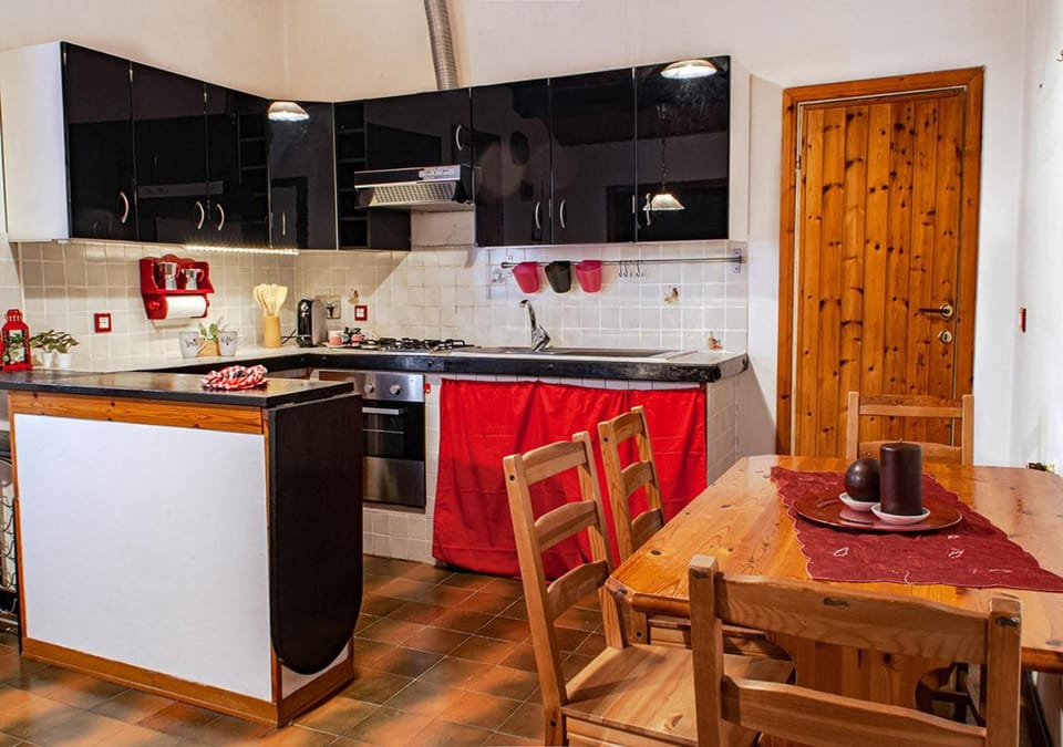 TV and multimedia, Kitchen or kitchenette, Dining area, Breakfast, Lunch, stove, kitchen