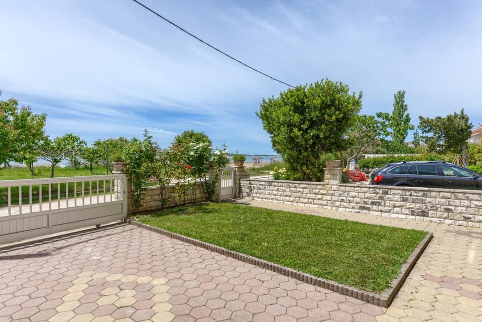 Garden view, Parking