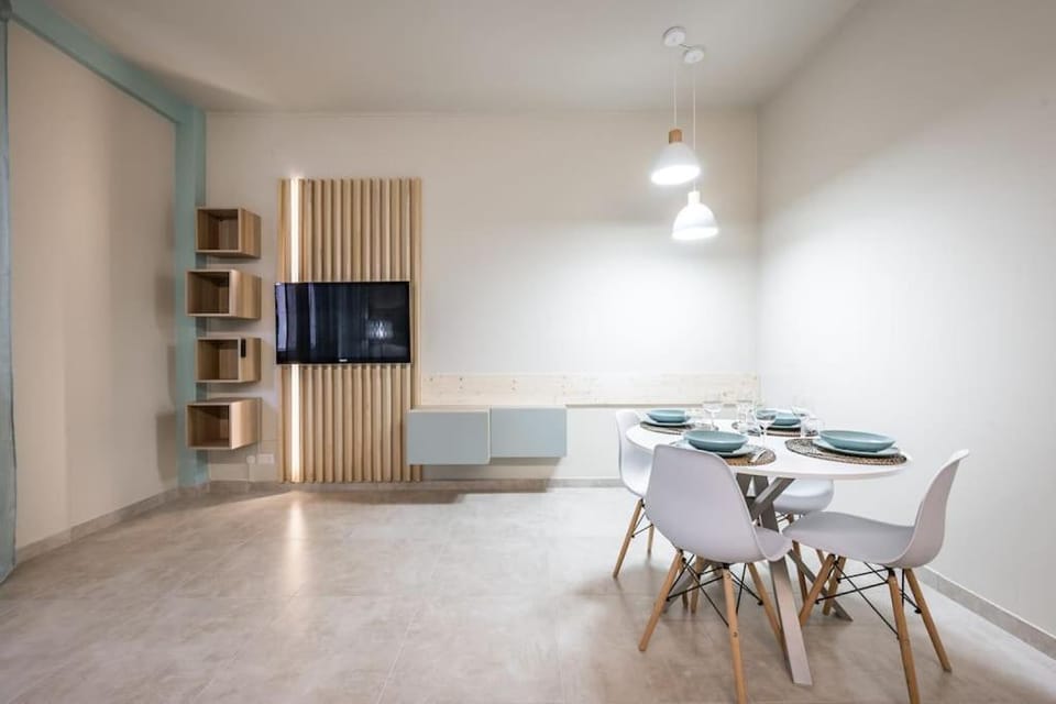 Communal lounge/ TV room, TV and multimedia, Living room, Seating area, Dining area, Evening entertainment