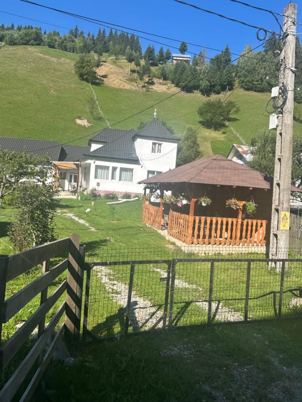 Casa cu Bujori House in Brașov County
