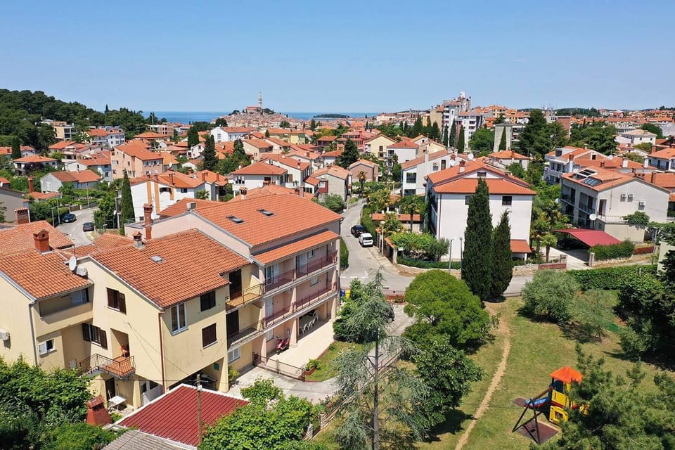 Property building, Neighbourhood, Bird's eye view, City view, Sea view, Street view, Location