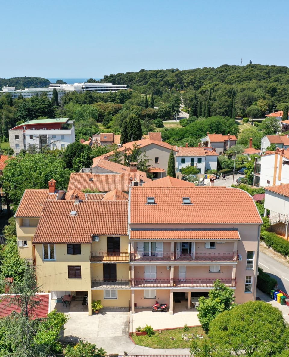 Property building, Neighbourhood, Bird's eye view, Sea view, Street view