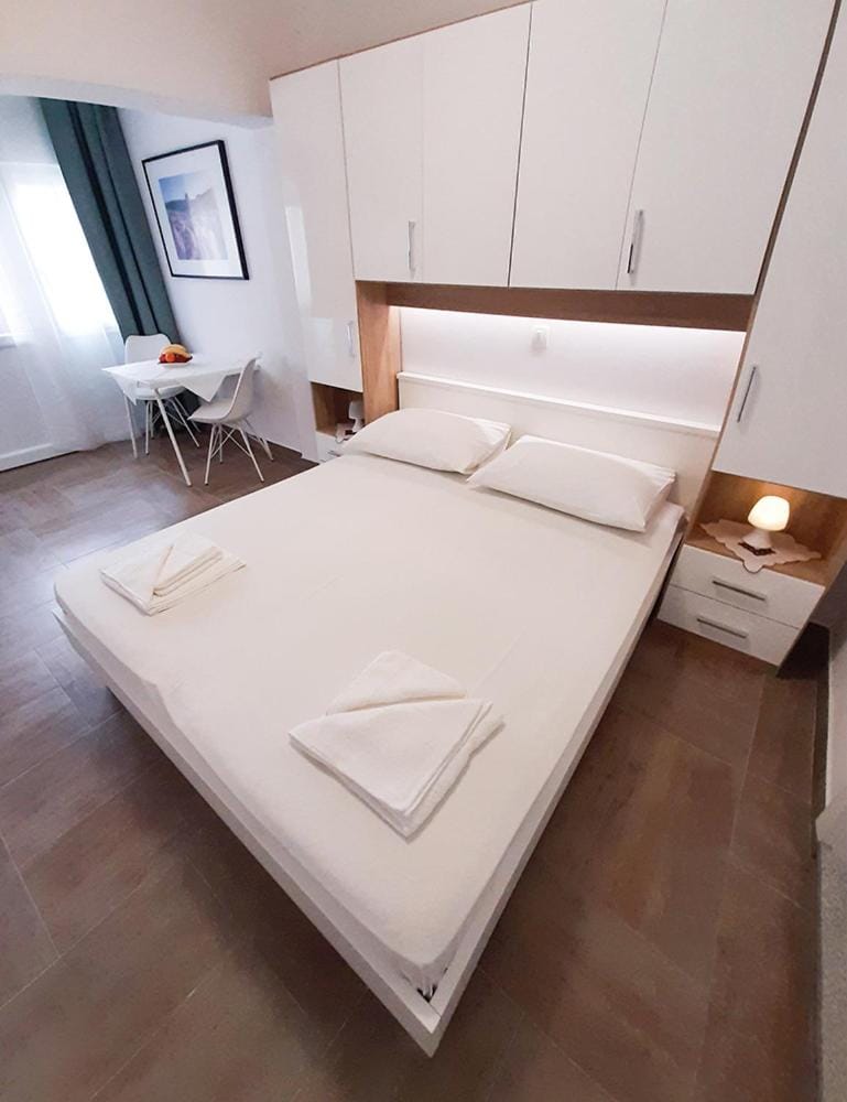 Bed, Photo of the whole room, Bedroom, towels