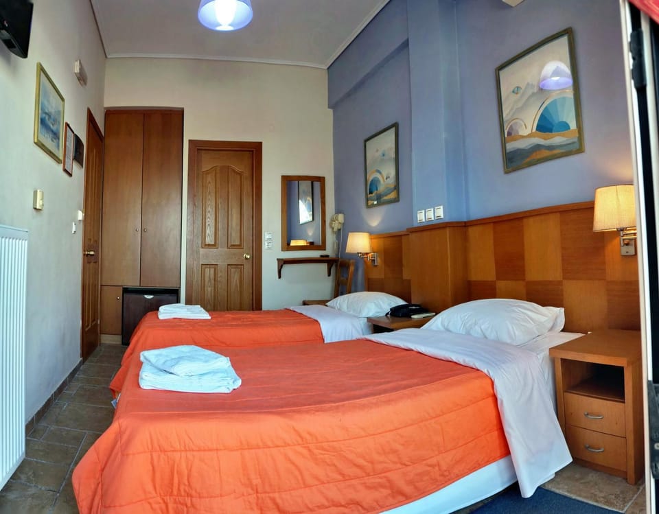 Bed, TV and multimedia, Photo of the whole room, Bedroom, towels, wardrobe