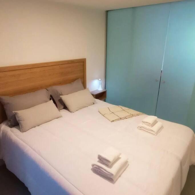 Bed, Bedroom, towels