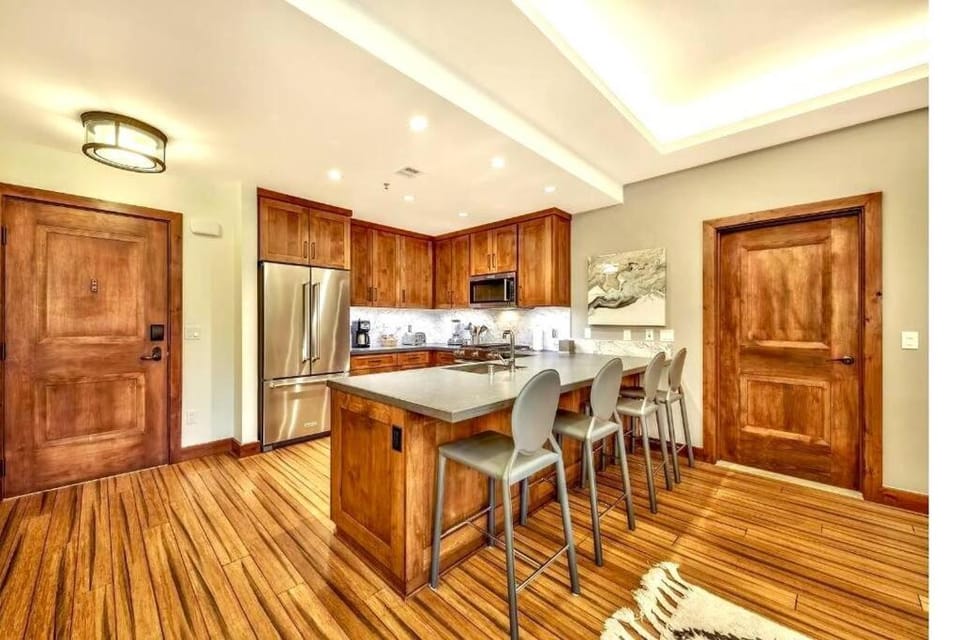 Ski In/Out - Zalanta - Great Location- 2 Hot Tubs - Heated Pool Apartment in Stateline