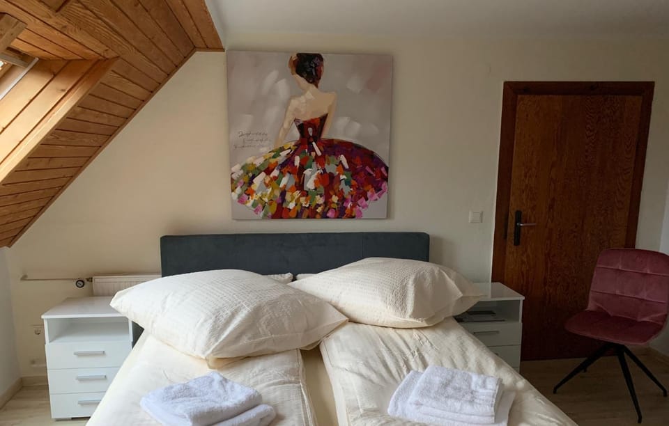 Bed, Bedroom, towels